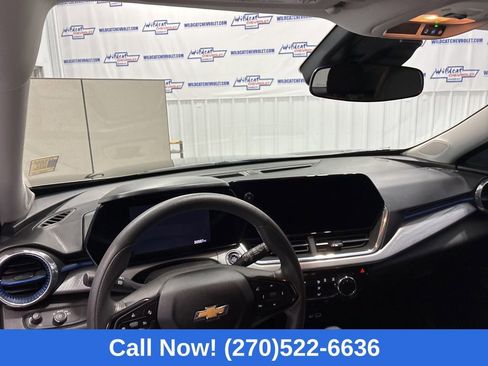 Used 2025 Chevrolet Trax LT image 2