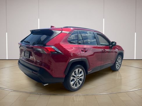 Used 2022 Toyota RAV4 XLE Premium FWD image 7
