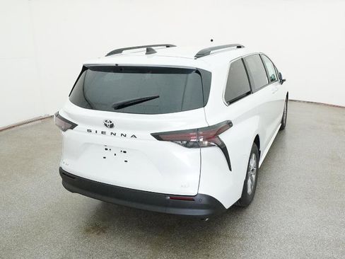 New 2026 Toyota Sienna XLE FWD image 11