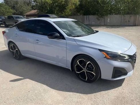 Used 2023 Nissan Altima 2.5 SR w/ SR Premium Package FWD image 2