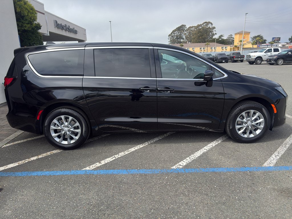 New 2027 Chrysler Pacifica Select w/ Family Tech Group AWD/4WD image 21