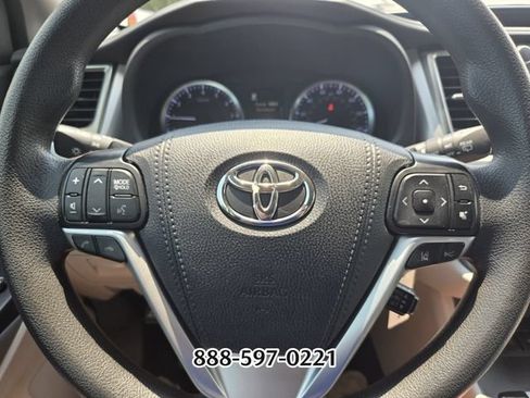 Used 2019 Toyota Highlander LE FWD image 26