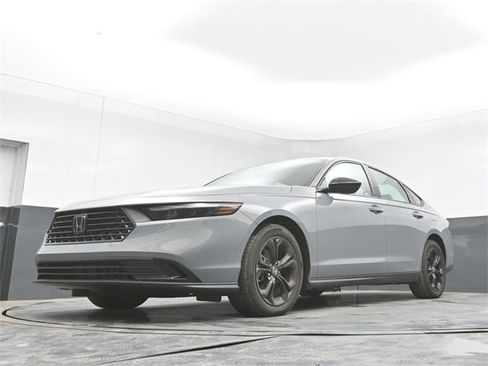 Used 2025 Honda Accord SE image 43