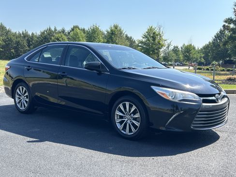 Used 2016 Toyota Camry XLE w/ Moonroof Package FWD image 2