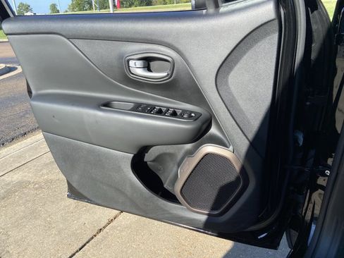 Used 2023 Jeep Renegade Latitude AWD/4WD image 35
