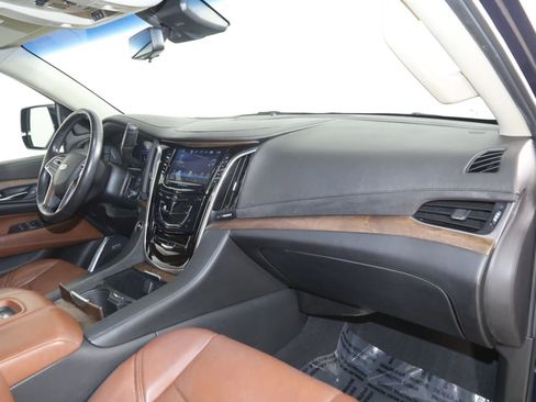 Used 2019 Cadillac Escalade ESV Premium Luxury image 44