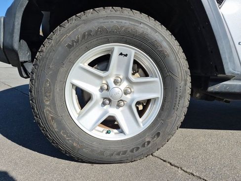 Used 2020 Jeep Gladiator Sport w/ Quick Order Package 24S image 8