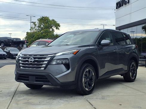 Used 2024 Nissan Rogue SV image 2