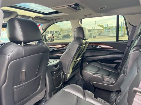 Used 2016 Cadillac Escalade Luxury AWD/4WD image 8