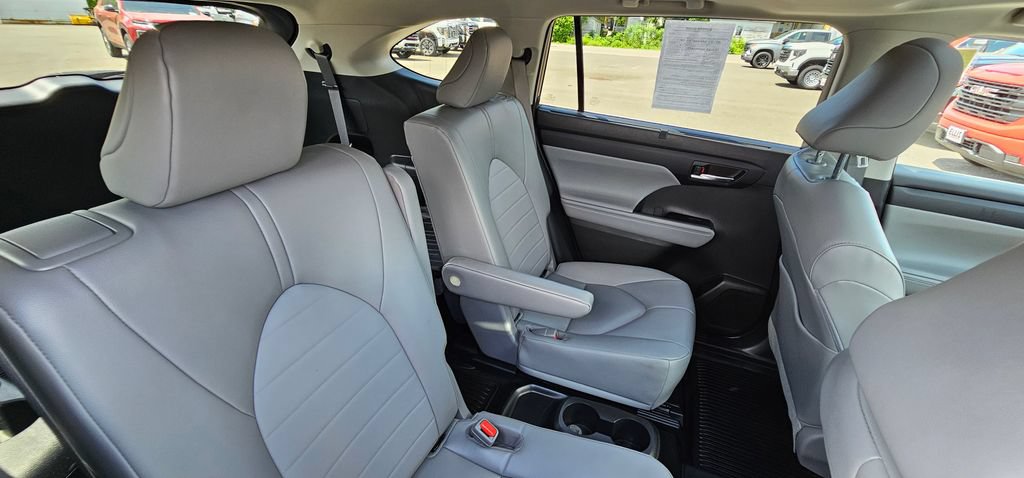 Used 2023 Toyota Highlander XLE AWD/4WD image 18