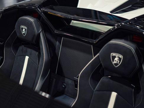 Used 2020 Lamborghini Aventador SVJ AWD/4WD image 18