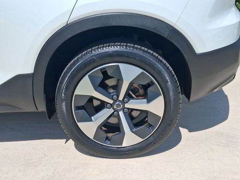 Used 2024 Volvo XC40 B5 Core AWD/4WD image 4