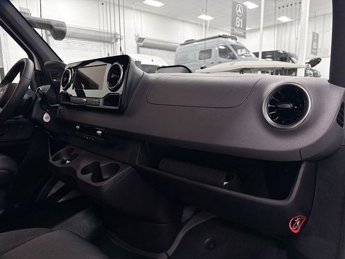 Used 2025 Mercedes-Benz Sprinter 2500 image 27