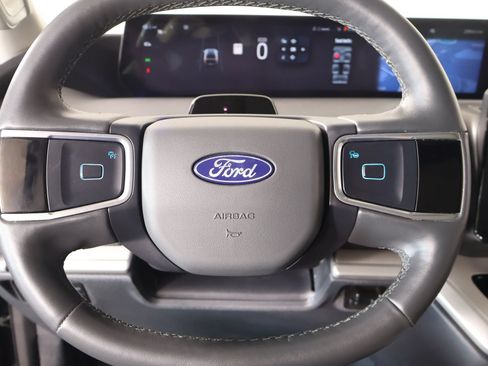 Used 2025 Ford Expedition Active AWD/4WD image 3