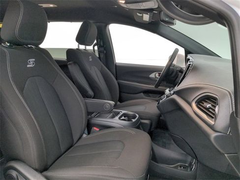 Used 2021 Chrysler Pacifica Touring w/ S Appearance Package image 37