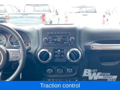 Used 2018 Jeep Wrangler Unlimited Sahara w/ Connectivity Group image 36