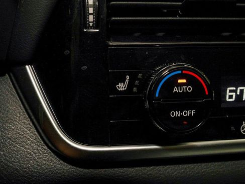 Certified 2025 Nissan Rogue SL FWD image 16