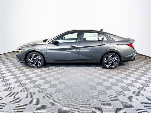 New 2025 Hyundai Elantra SEL image 4
