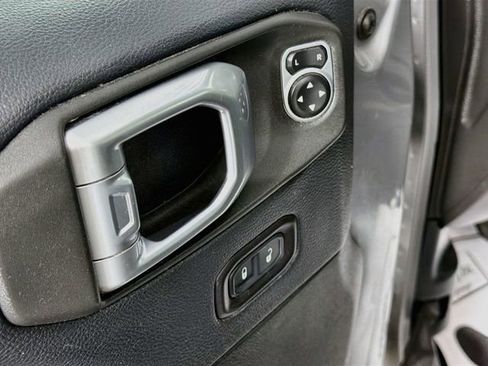 Used 2018 Jeep Wrangler Unlimited Sahara w/ Dual Top Group AWD/4WD image 18