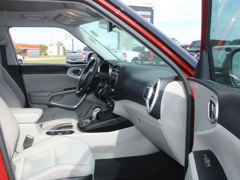 Used 2023 Kia Soul LX w/ LX Technology Package image 11
