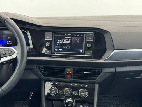 Used 2024 Volkswagen Jetta SE image 4