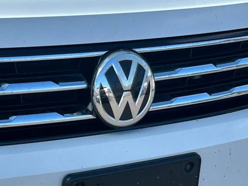 Used 2018 Volkswagen Tiguan SE w/ Panoramic Sunroof Package AWD/4WD image 11