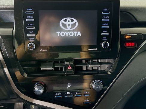 Used 2021 Toyota Camry SE image 18