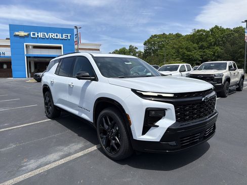 New 2026 Chevrolet Traverse RS w/ LPO, Floor Liner Package FWD image 3