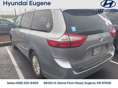 Used 2016 Toyota Sienna XLE image 2