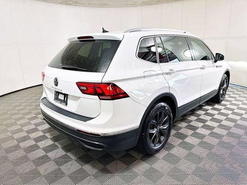 Used 2022 Volkswagen Tiguan SE w/ Panoramic Sunroof Package FWD image 3