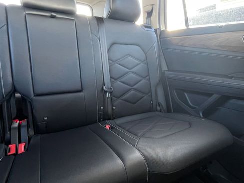 Used 2025 Volkswagen Atlas SE image 40