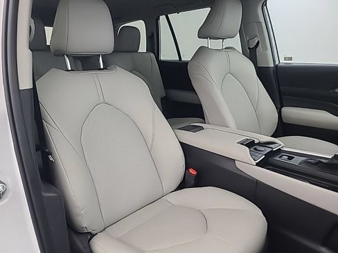 Used 2026 Toyota Grand Highlander AWD image 15