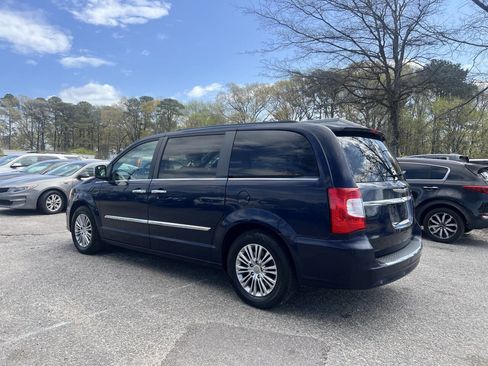 Used 2013 Chrysler Town & Country Touring-L w/ Entertainment Group #2 FWD image 11