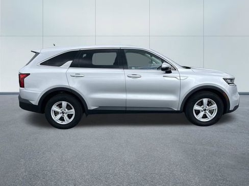 Used 2022 Kia Sorento LX FWD image 2