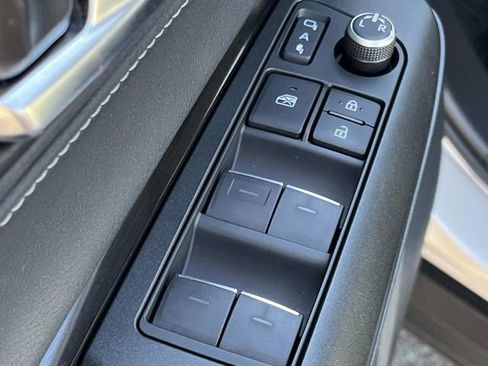 Used 2021 Toyota Venza LE image 31