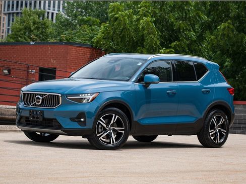 Certified 2023 Volvo XC40 B5 Plus AWD/4WD image 1
