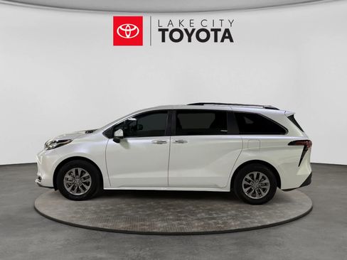 Used 2022 Toyota Sienna XLE FWD image 3