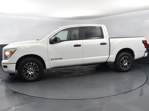 Used 2022 Nissan Titan SV image 4