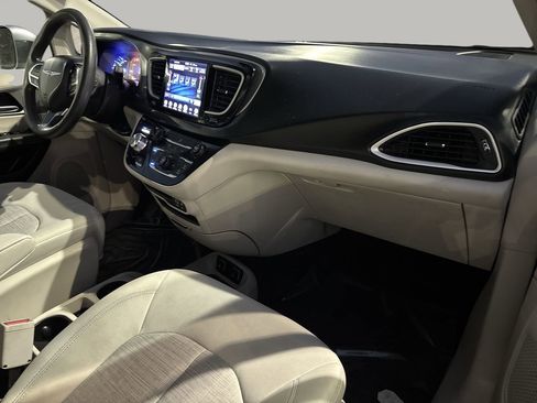 Used 2017 Chrysler Pacifica Touring Plus image 6
