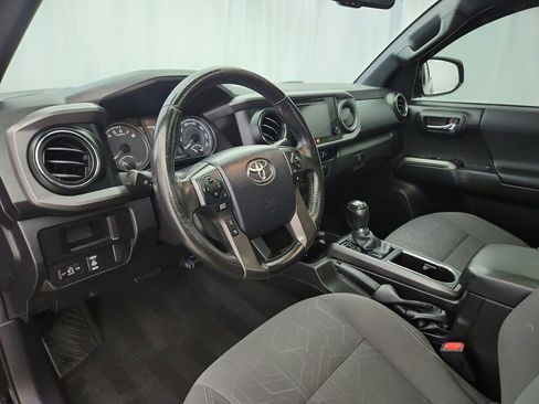 Used 2016 Toyota Tacoma TRD Off-Road AWD/4WD image 10