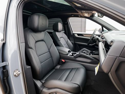 Certified 2026 Porsche Cayenne AWD/4WD image 28