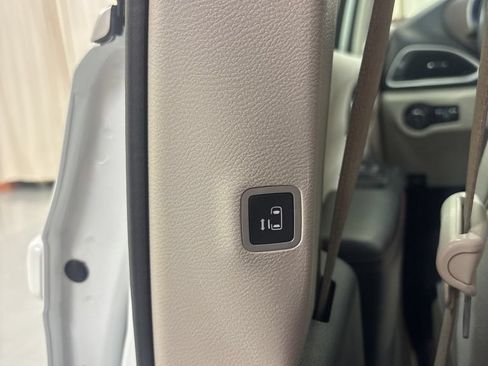 Used 2018 Chrysler Pacifica Touring-L w/ Tire & Wheel Group FWD image 23