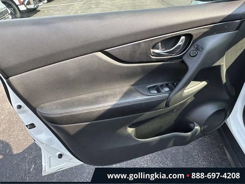 Used 2017 Nissan Rogue SV AWD/4WD image 14