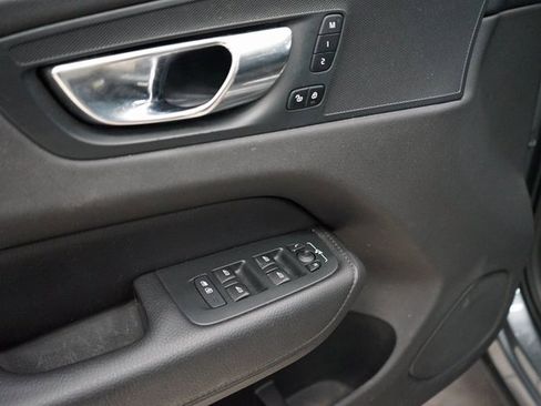 Used 2020 Volvo XC60 T5 Momentum image 25