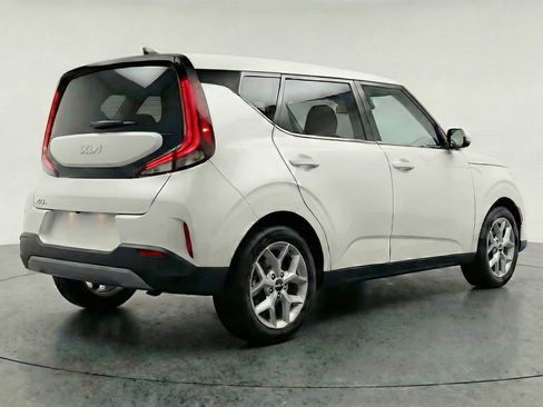 Used 2025 Kia Soul LX w/ LX Technology Package FWD image 9