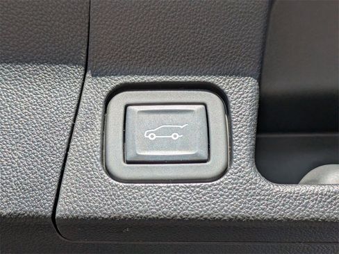 Used 2023 GMC Acadia SLT w/ Elevation Edition image 15