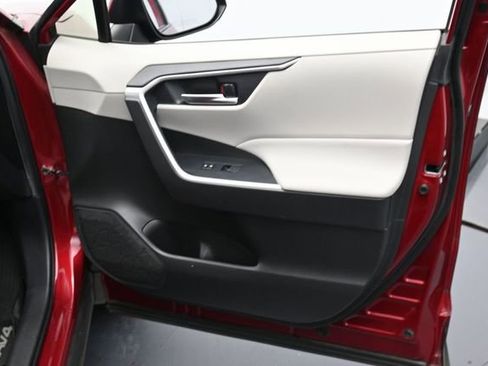 Used 2020 Toyota RAV4 XLE Premium FWD image 28