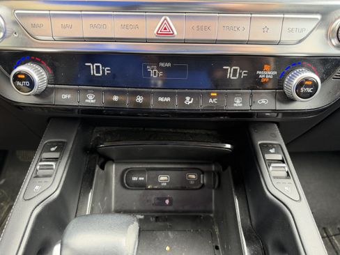 Used 2022 Kia Telluride EX w/ EX Premium Package FWD image 18
