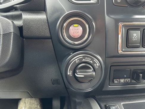 Used 2022 Nissan Titan SV w/ SV Convenience Package image 23