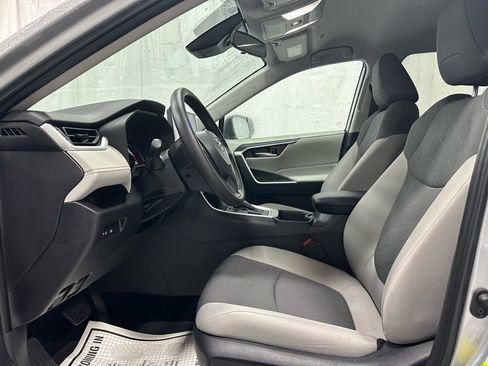 Used 2025 Toyota RAV4 XLE image 14